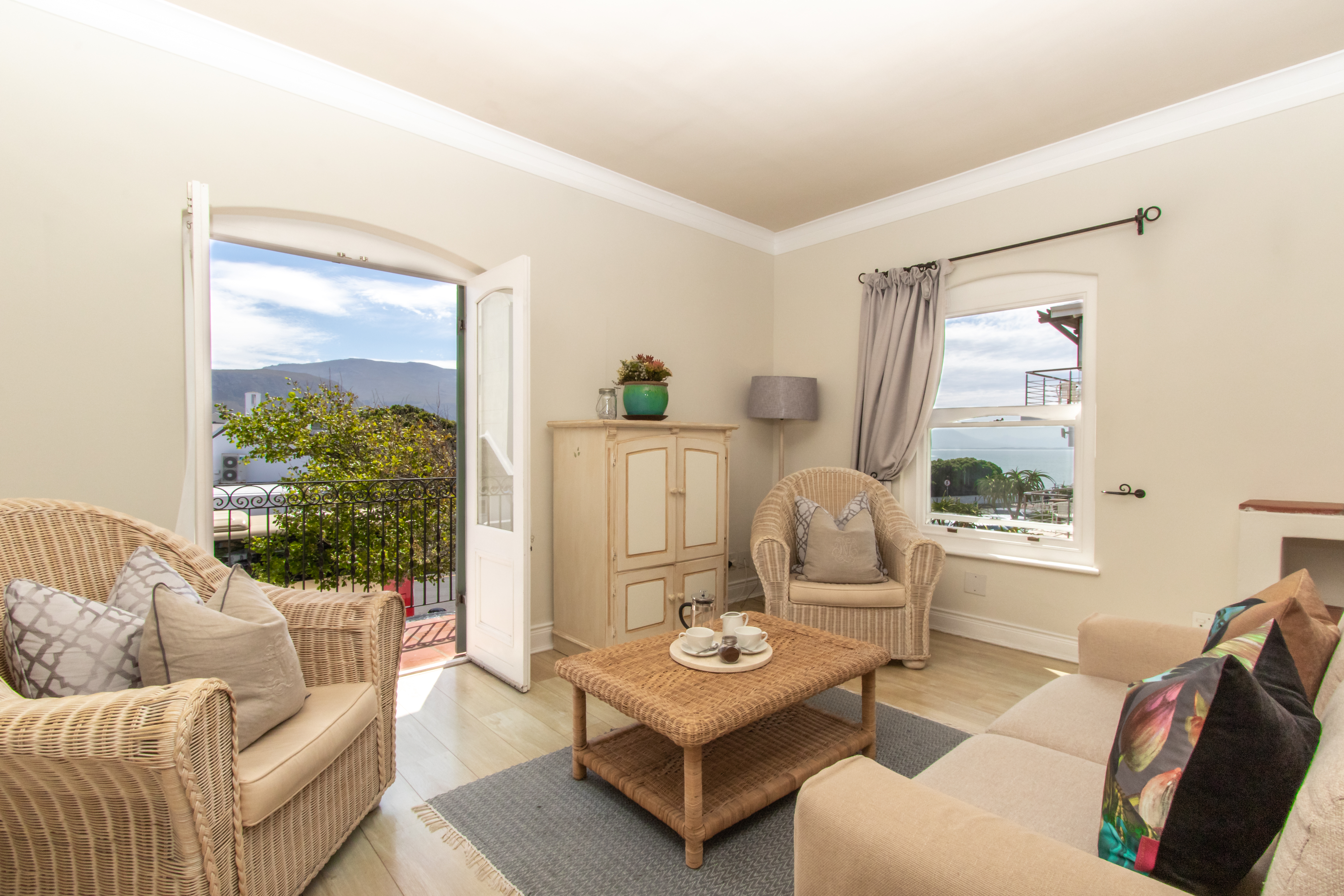 Auberge Burgundy thumbnail 4