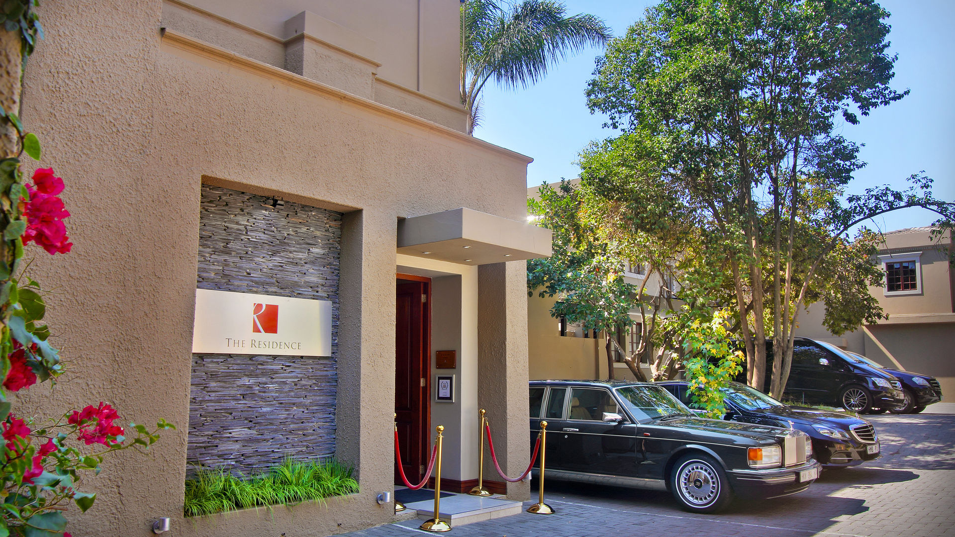 <p>We have luxury vehicles available for transffers</p>