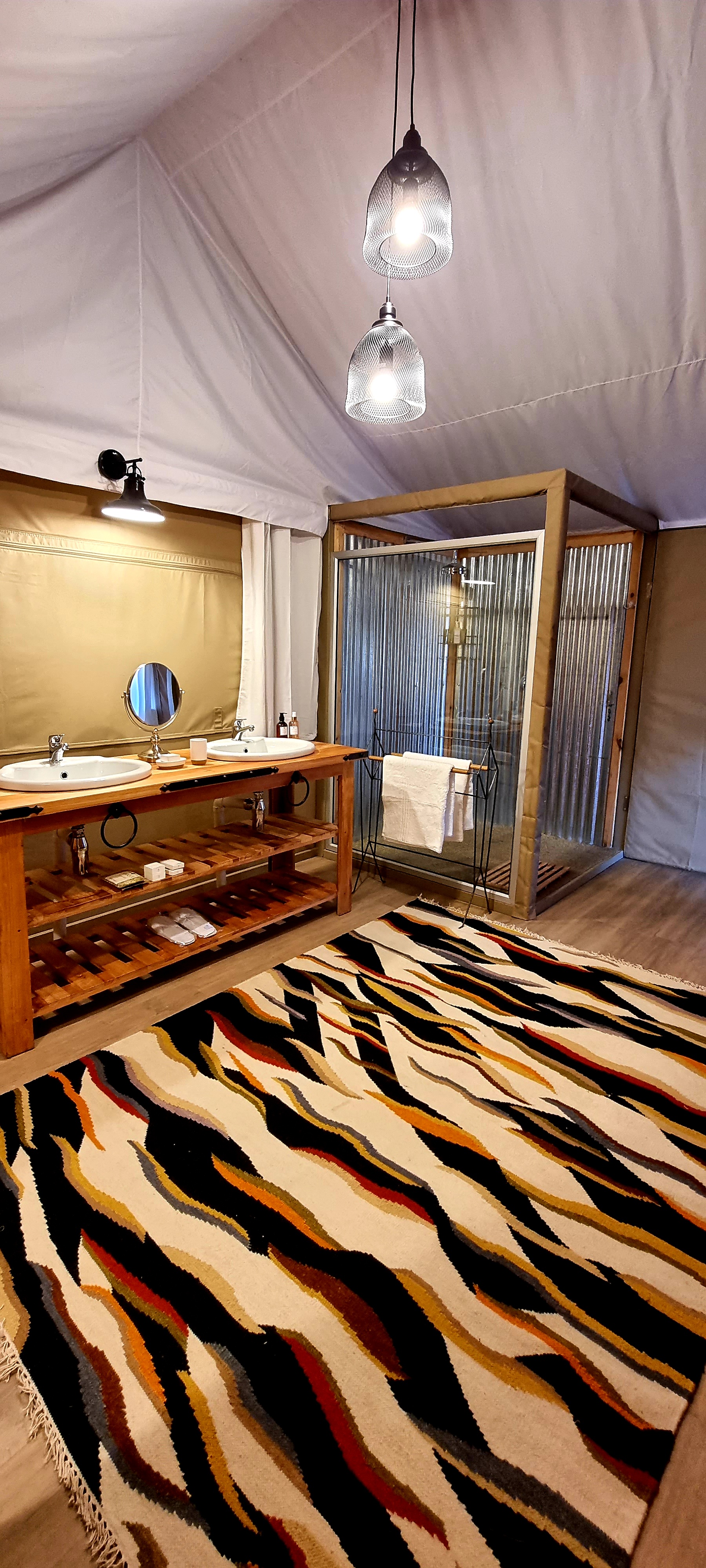 <p>Large bathrooms with massive internal and outdoor shower facilities&nbsp;</p>