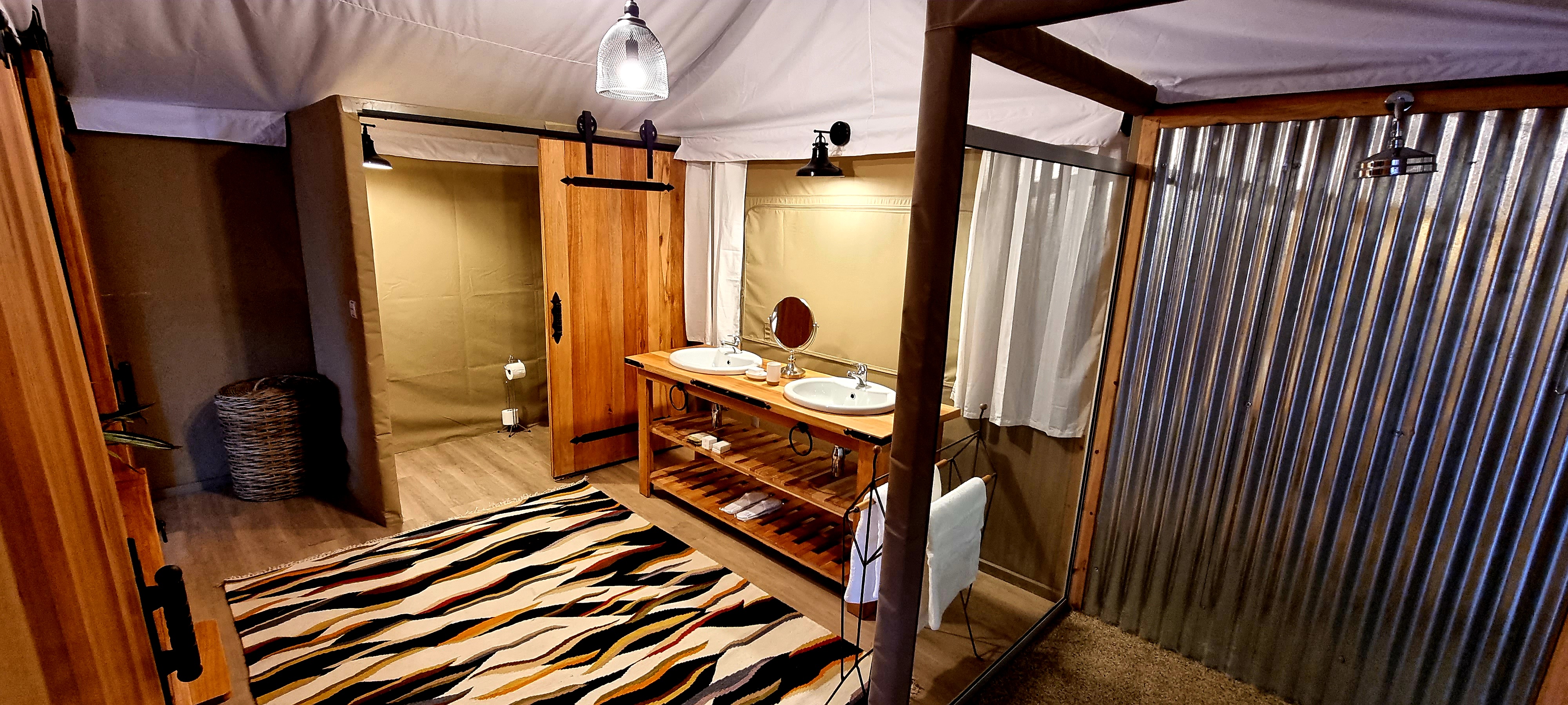 <p>Large bathrooms with massive internal and outdoor shower facilities</p>