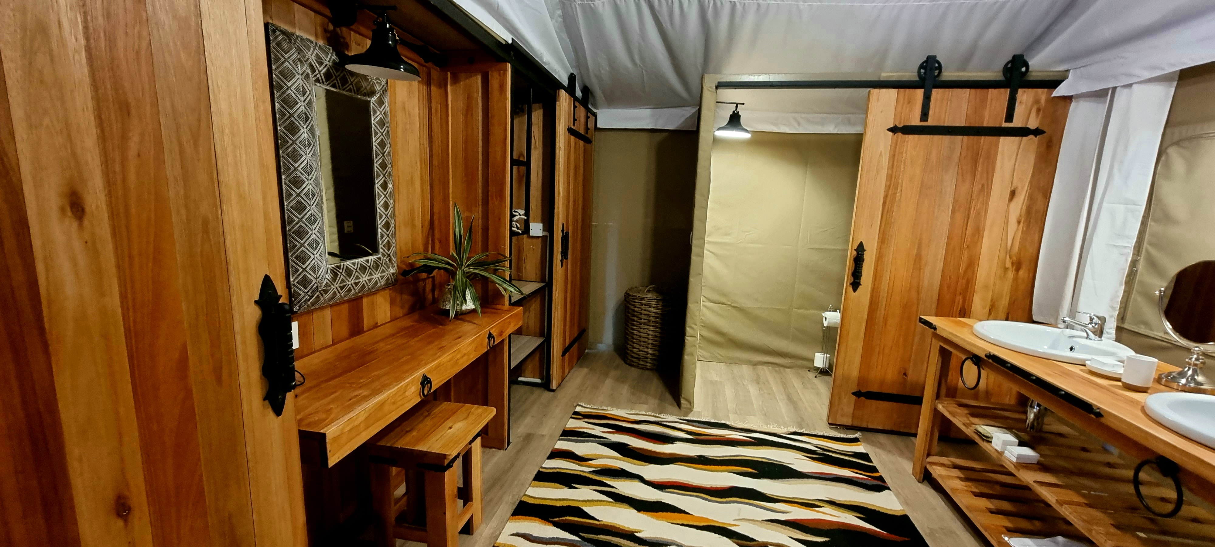 <p>Large bathrooms with great lighting and outdoor shower</p>