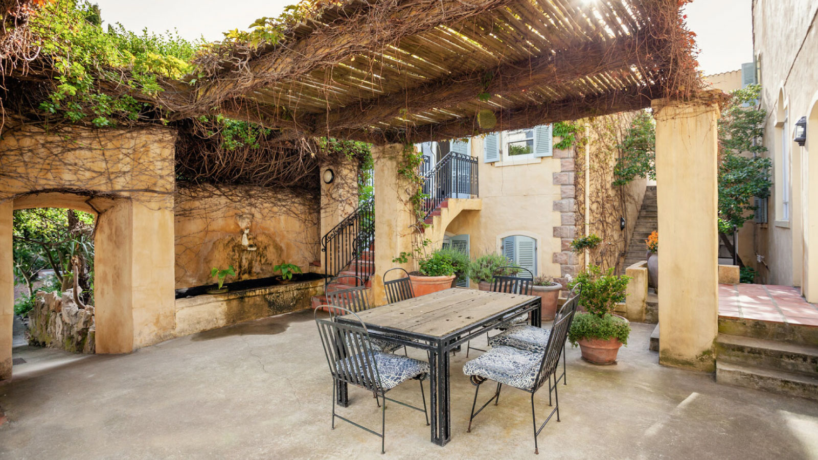 Auberge Burgundy thumbnail 3