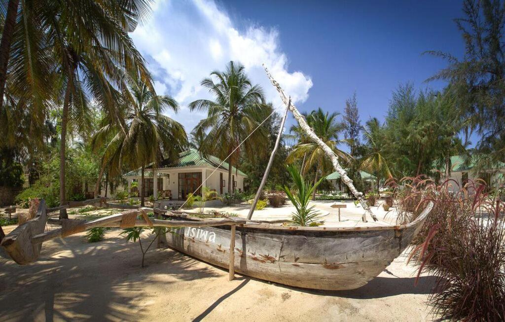 Kisiwa on the Beach thumbnail 6