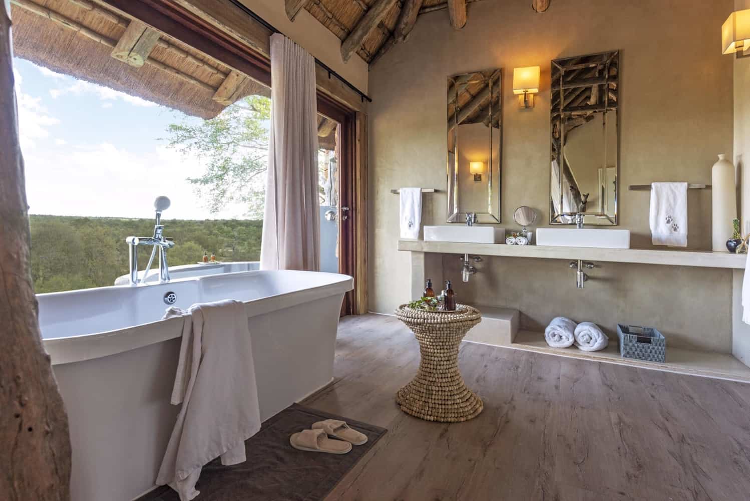 <p>En suite bathrooms are luxuriously appointed and well stocked with amenities</p>