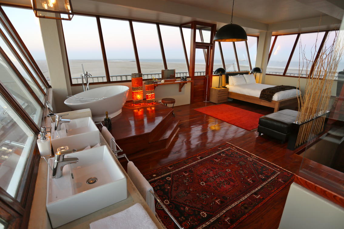 <p>360 degree views from the converted lighthouse control room</p>