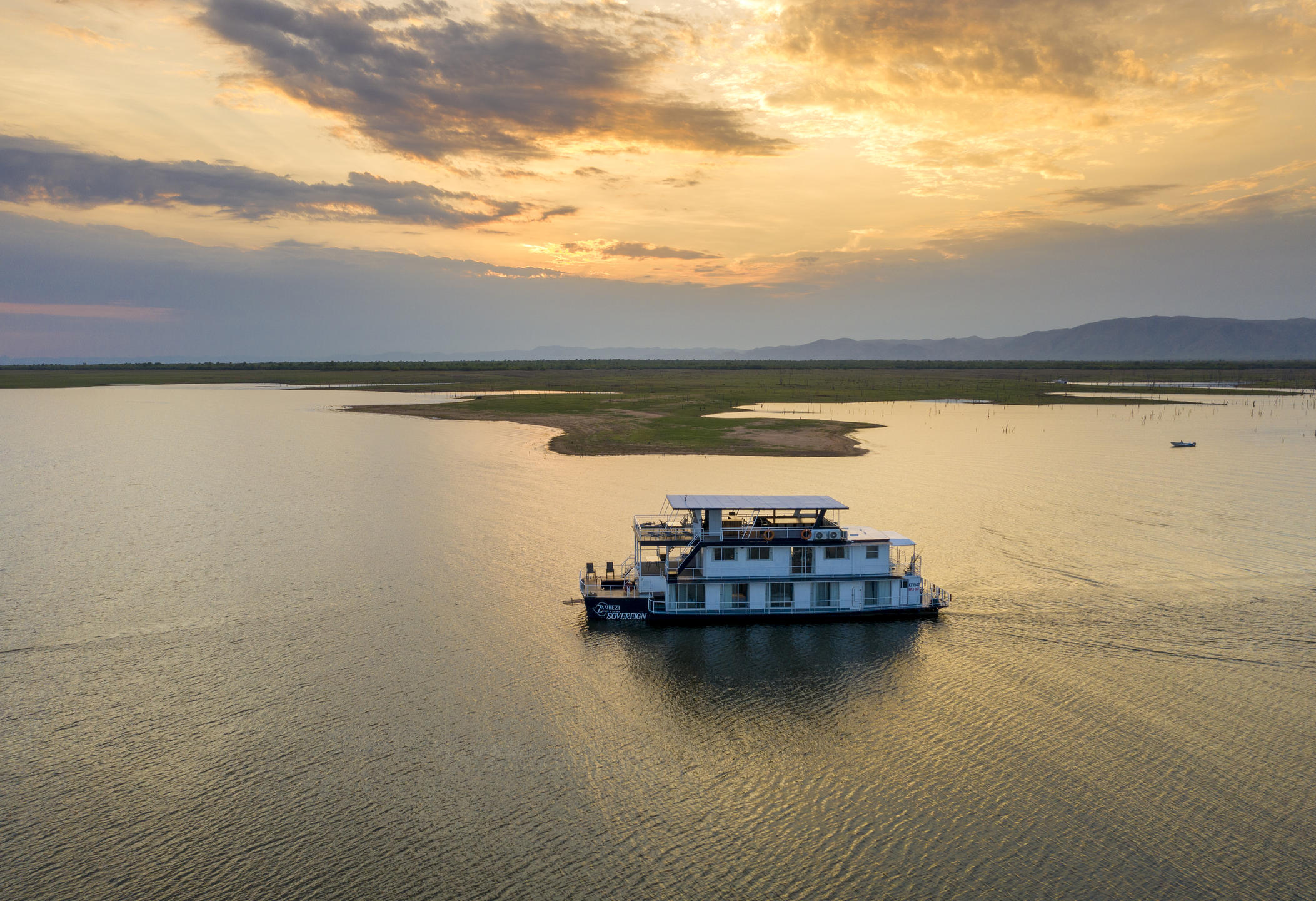 Sovereign Houseboat thumbnail 5